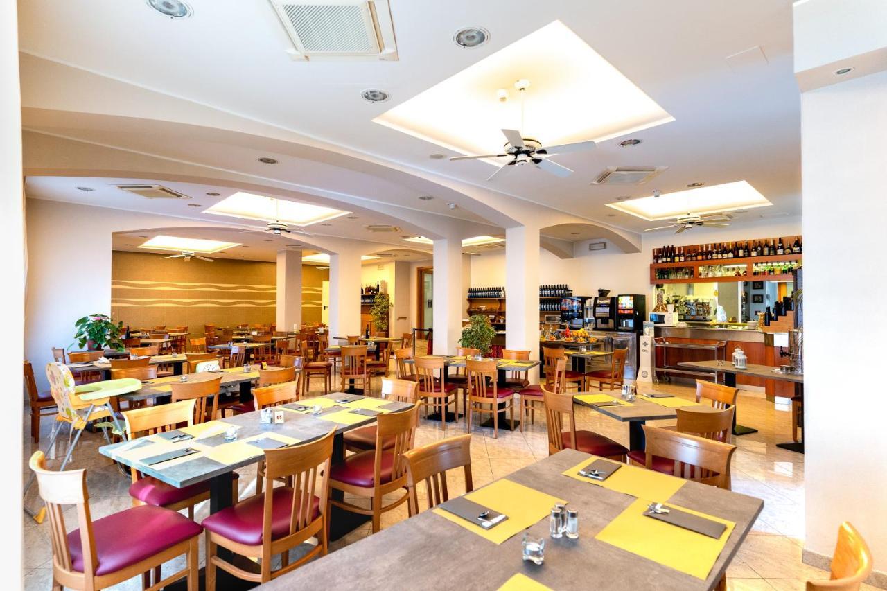 Hotel Angelus Rimini Kültér fotó